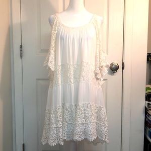 🐝5/$25🐝 Guess boho white crochet flowy cold shoulder dress